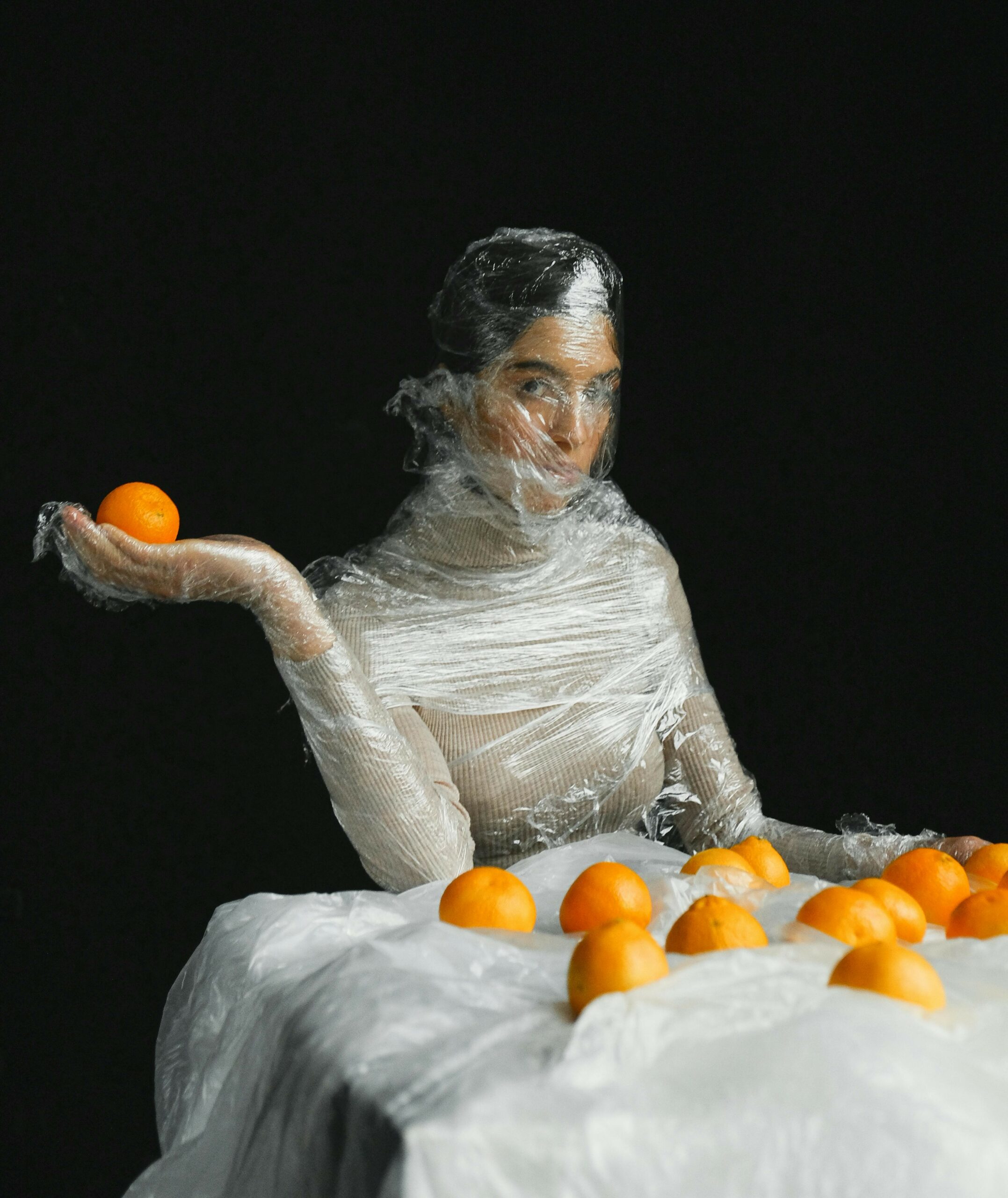 pexels-shvetsa-3645640 femme avec des oranges